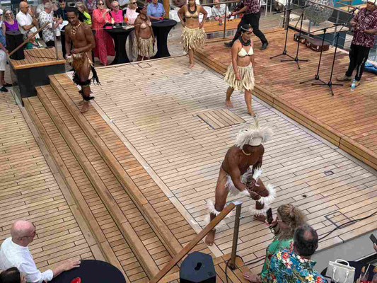 Folkloreshow auf der MS EUROPA 2