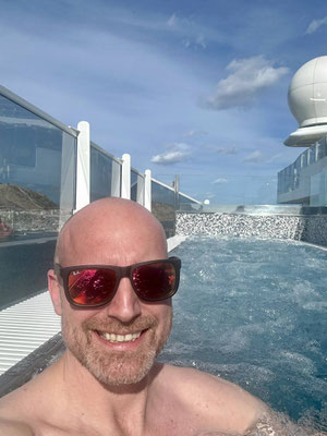 mann in einem pool auf der luxusyacht explora II