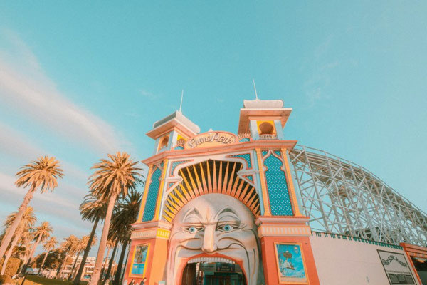 Eingang zum Luna Park in Melbourne, Australien