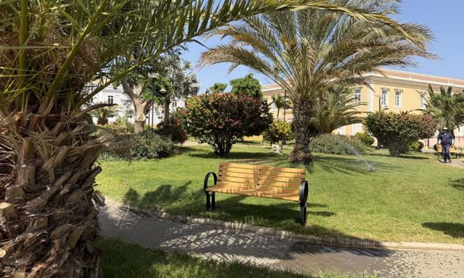 Eine Parkbank in Praia