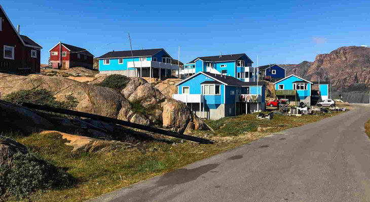 Die Stadt Sisimiut in Grönland mit blauen und roten Häusern