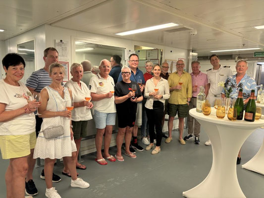 Eine Emocean Cruises Reisegruppe beim Gin Tasting auf der MS EUROPA 2