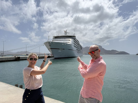 2 Passagiere zeigen auf die MS EUROPA 2 in Mindelo auf São Vicente