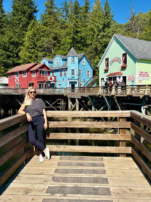 Anne Fischer von Emocean Cruises vor bunten alten Holzhäusern in Ketchikan in Alaska