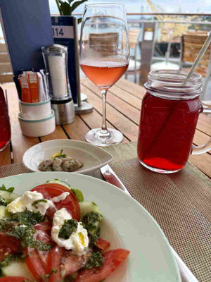 Drinks auf dem Tisch mit Salat auf der MS EUROPA 2