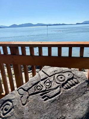 Stein mit alten eingeitzten Zeichen am Petroglyph Beach in Alaska