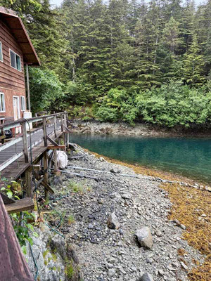 Ein Haus am See auf Elfin Cove in Alaska
