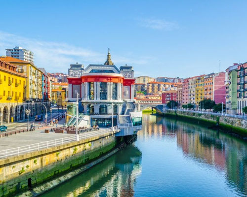 Das Bild zeigt den Mercado de la Ribera in Bilbao, Spanien, am Ufer des Flusses Nervión