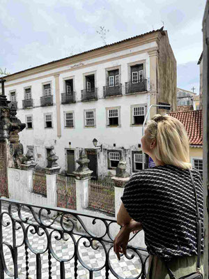 Eine Frau vor einem alten Gebäude in Bahia