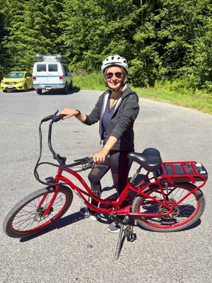 Anne Fischer von Emocean Cruises bei einer EBike Tour mit rotem Fahrrad in Ketchikan in Alaska