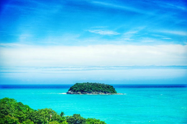 Bucht mit blauem Wasser und Insel in Phuket, Thailand