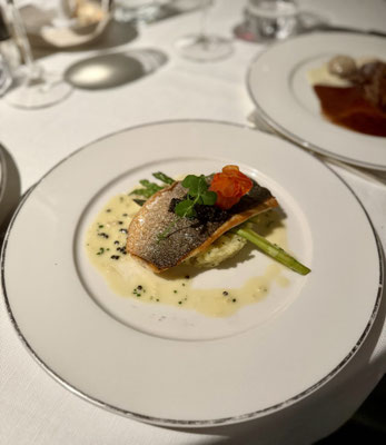 Fischgericht im Restaurant Fil Rouge auf dem Luxuskreuzfahrtschiff EXPLORA II