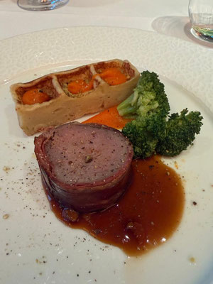 Ein Teller mit Beef Wellington und Gemüse auf der HANSEATIC inspiration
