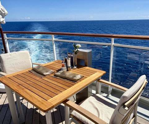 Esstisch auf der MS EUROPA 2 mit Blick aufs Meer