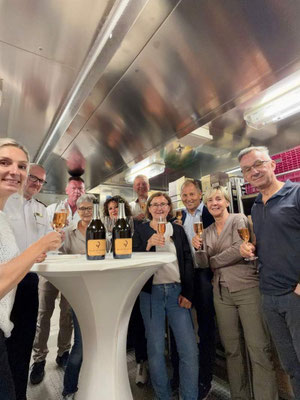 Reisegruppe von Emocean Cruises bei einer Proviantführung auf der HANSEATIC inspiration