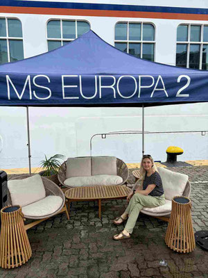 Passagierin der MS EUROPA 2 unter einem Vorzelt