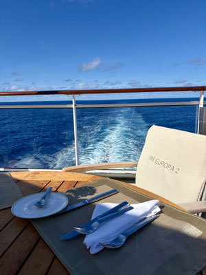 Tisch mit Meerblick auf der MS EUROPA 2