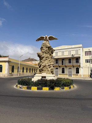 Das Denkmal für Gago Coutinho und Sacadura Cabral, auch bekannt als "O Pássaro" (Der Vogel), in der Stadt Mindelo auf der Insel São Vicente, Kap Verde
