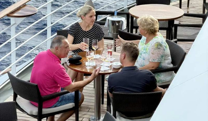 Vier Gäste am Tisch draußen auf der MS EUROPA 2