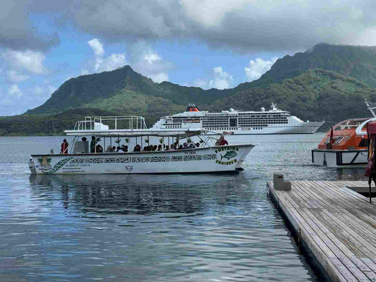 Touristenboot und MS EUROPA 2 am Steg in Papeete
