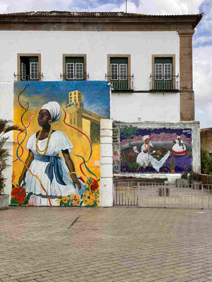 Das farbenfrohe Wandbild zeigt eine Baiana im Pelourinho-Viertel von Salvador