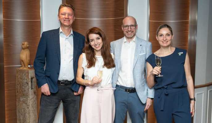 Vier Erwachsene mit Champagnergläsern auf der MS EUROPA 2