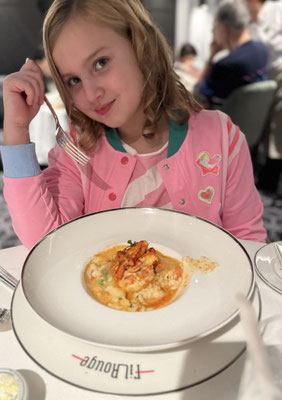 Kindbeim essen im restaurant fil rouge der luxusyacht explora II