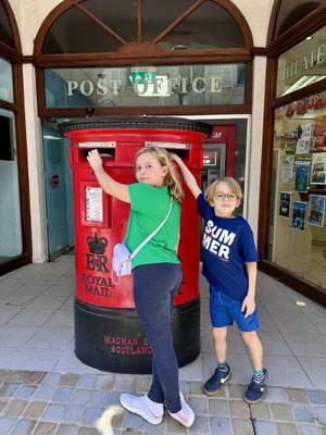 2 kinder vor einem roten briefkasten in gibraltar