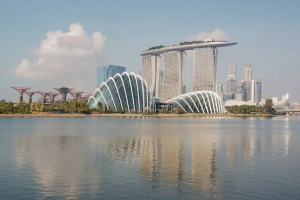 Das Bild zeigt das ikonische Marina Bay Sands Resort in Singapur, ein architektonisches Wahrzeichen der Stad