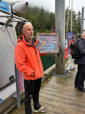Ein Guide mit roter Jacke auf Elfin Cove in Alaska