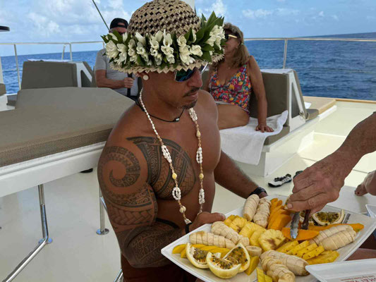 Mann mit Strohut und frischen Früchten in Papeete