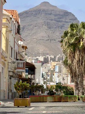Straße mit Palmen in Mindelo auf São Vicente