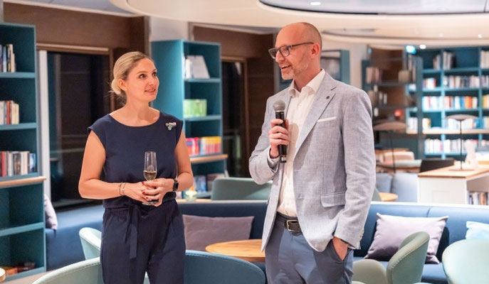 Zwei Erwachsene mit Mikrofon auf der MS EUROPA 2