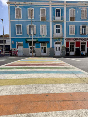 Bunter Zebrastreifen in Mindelo auf São Vicente