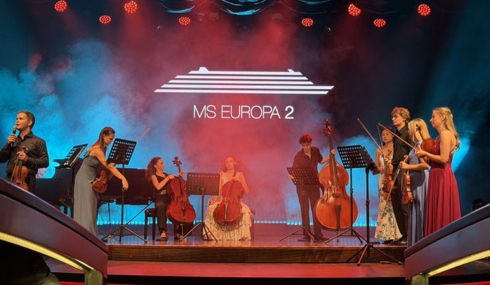 Klassisches Konzert mit rotem Licht auf der MS EUROPA 2