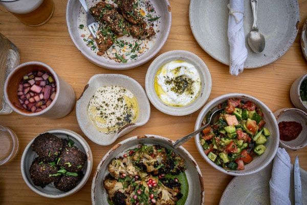 Eine Auswahl mediterraner Speisen im Meze-Stil