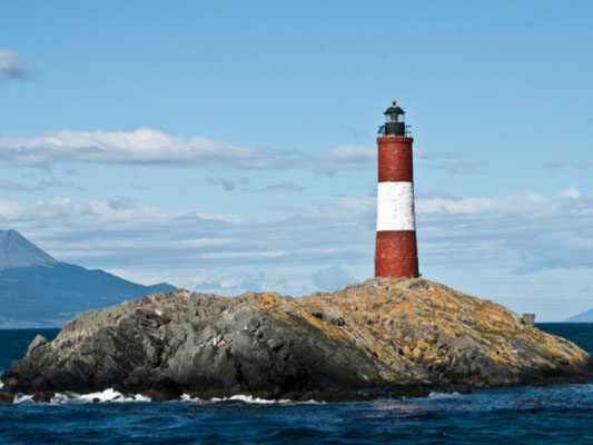 Ein rot-weißer Leuchtturm auf einem Felsen Ushuaia, Tierra del Fuego Provinz, Argentinien