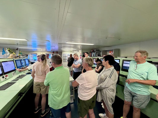 Eine Emocean Cruises Reisegruppe beieiner privaten Brückentour mit Kapitän auf der MS EUROPA 2
