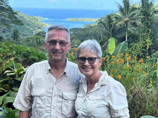 Ein Paar in Papeete vor einer Bucht