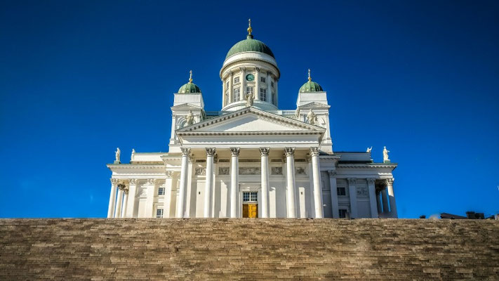 Die Helsinki Kathedrale in Finnland mit blauem Himmel