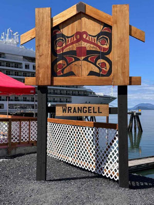 Holztafel in Wrangell in Alaska