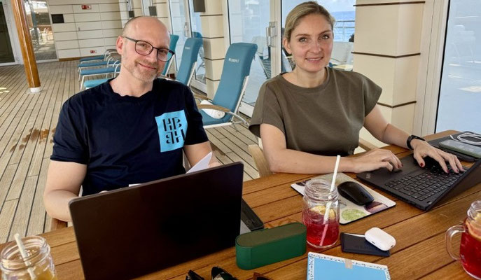 Zwei Erwachsene mit Laptops auf der MS EUROPA 2