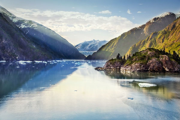 Alaskabucht mit Bergen im Hintergrund 