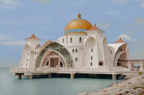 Das Bild zeigt die Masjid Selat Melaka (Malakka-Straits-Moschee) in Malaysia