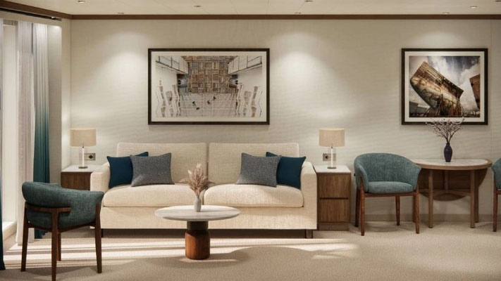 Crystal Grace Sapphire Suite Wohnbereich, Couch, Stühle, Bilder an der Wand