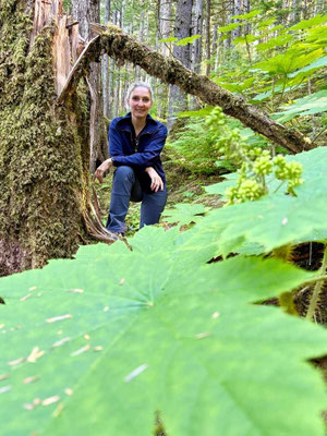 Anne Fischer von Emocean Cruises vor einem großen Blatt in Wrangell in Alaska