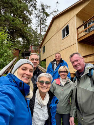 Eine Emocean Cruises Reisegruppe auf Elfin Cove in Alaska