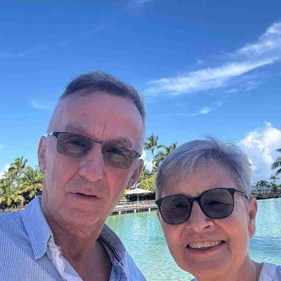 Ein Paar lächelt in die Kamera auf Tahiti