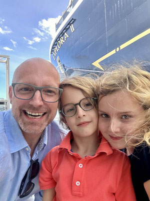 Vater mit 2 Kindern vor der luxusyacht explora II