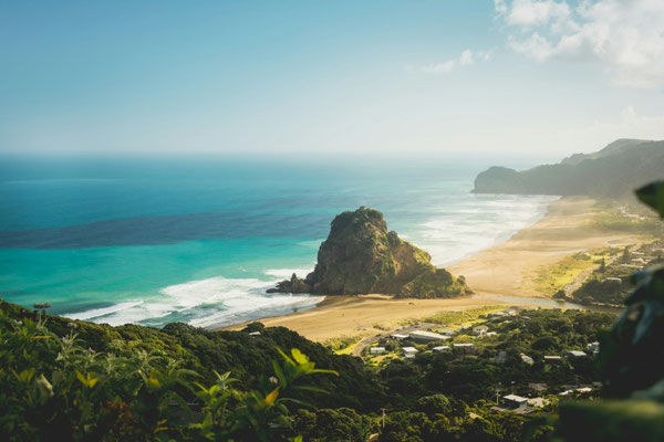 Ein Fels am Piha Strand in Auckland, Neuseeland